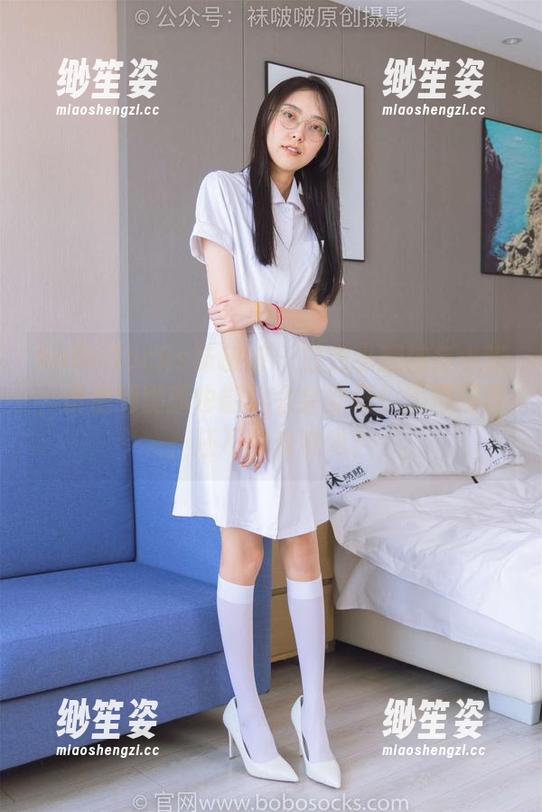 BoBoSocks袜啵啵-小米 BoBoSocks袜啵啵 - 白色小腿袜与小米,没想到腿部也能这么会穿搭!美图精选,还不快来瞧瞧?