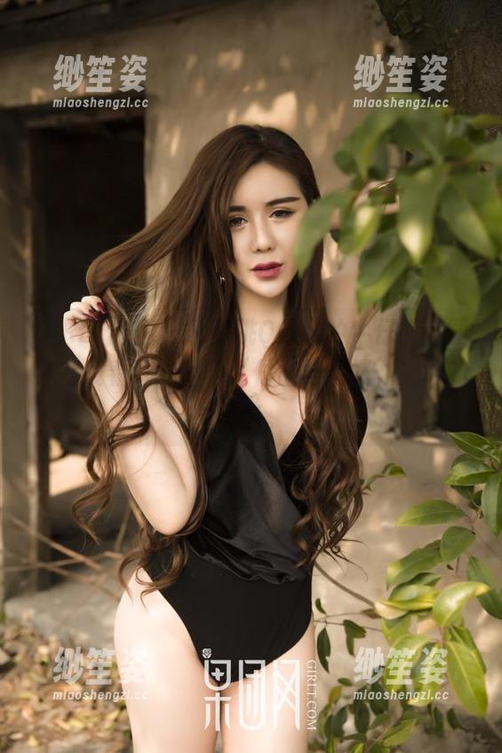 GIRLT果团网-蜜桃Q妹儿 GIRLT果团网 - 蜜桃Q妹儿的牛仔裤美图,在线看也能体验‘付出与回报’之间的思考。