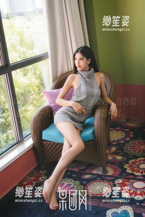 GIRLT果团网-黄歆苑 GIRLT果团网 - 我正盯着黄歆苑,白色的图包像一片云,我想跃上去捉一捉。