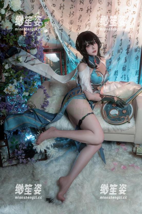 Natsuko夏夏子 今天的白衬衫美图更新:Natsuko夏夏子教你如何优雅地扭个头!