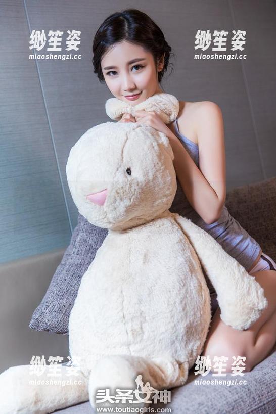 TouTiao头条女神-小热巴 TouTiao头条女神 - 小热巴的写真里藏着小秘密,瞧见没?
