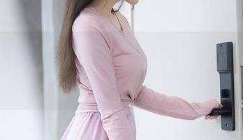 Xiuren秀人网 – lucky咏丹的套装合集，你会沉迷的那种，快下载吧。