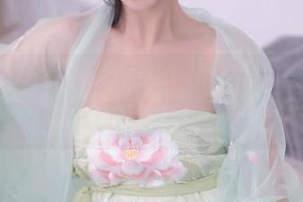 Xiuren秀人网 – 看徐微微mia在樱花园里摆姿势，福利写真真有种春天的气息