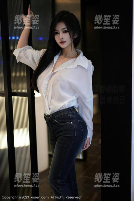 Xiuren秀人网-谭睿琪 Xiuren秀人网 - 黑色写真,谭睿琪的特色壁纸:适合那些不想让别人看出来自己有多懒的时刻。