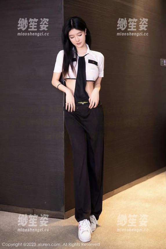 Xiuren秀人网-趁热拿铁latte Xiuren秀人网 - 趁热拿铁latte的图集:职业装中的她,就像一杯还温热的趁热拿铁latte,似懂非懂。