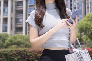Xiuren秀人网 – 顾乔楠Cora图册里的美臀袜，眼睁睁看着自己变成了“调皮的观察者”。