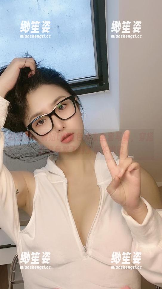 俏妞t 微密圈 - 俏妞t的红色皮衣全套写真,穿搭思绪竟然飞到了街头咖啡