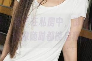 克拉女神 – 妮子在私房中，御姐角色发挥到极致，好像随时都能启程出战斗！