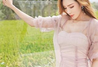 嗲囡囡 – 白裙写真，施忆佳KITTY在这个简单的色调里找到了无限可能。
