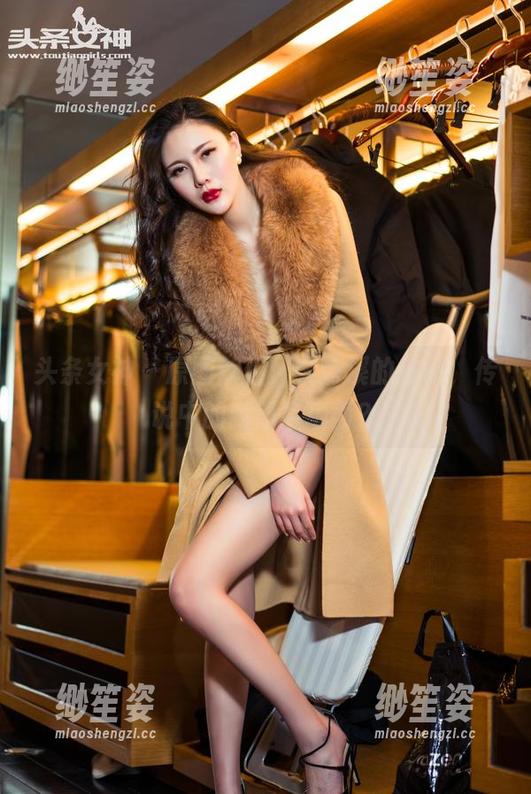 头条女神-梁芮溪 头条女神 - 原图解析:梁芮溪的美腿,传说中的腿部名场面?