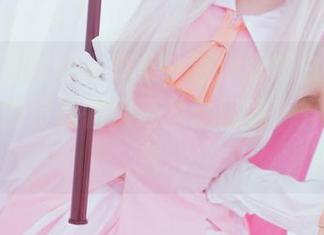 小野妹子w的写真集，看伊丽莎白的微妙表情，暗示是恼火还是愉悦呢？开放性问题。