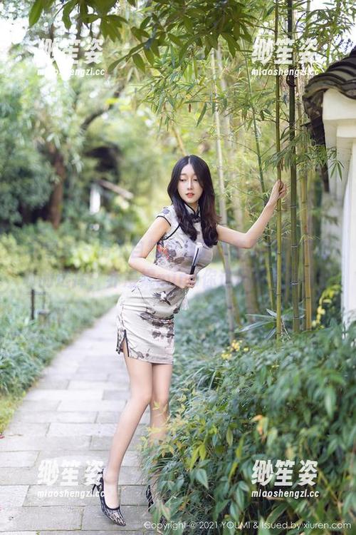 尤蜜荟-乔漫妮mina 尤蜜荟 - 情不自禁点开了这套黑白,沉甸甸的选择,乔漫妮mina你这风格真耐看。