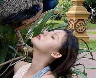 微密圈 – 就是阿朱啊旅拍精选图包，迷离的景致和她的眼神，有时候会让人停住，不知该看图还是看她。