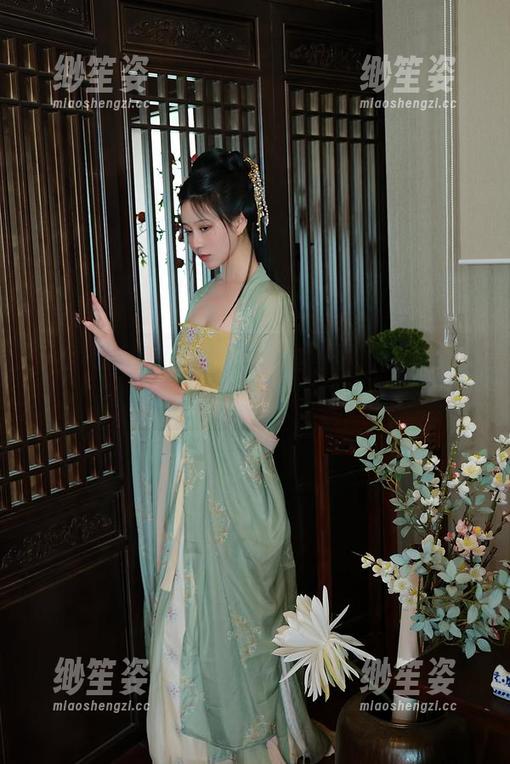 年年Nnian 年年Nnian在橱窗的美图写真,趁着恍惚的光影偷偷打动你。