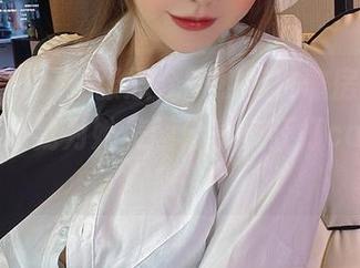 微密圈 – 只在张思允的烈焰玫瑰房车里，找到了让我为她美图分享疯狂打call的理由！