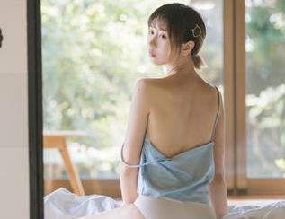 念雪ww，一边展示裤里丝，一边请我们欣赏这个‘资源’，真会玩！