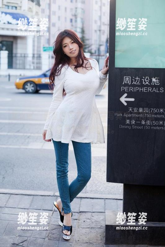 推女郎-娜露 推女郎 - 教室的气息,娜露写真中原图意外透露的微妙情感。