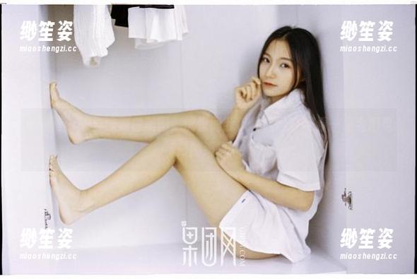 果团网-陈雅漫 果团网 - 陈雅漫黑白美图,恍惚间我以为自己在翻看一幅老旧电影的海报。