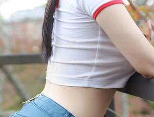 模范学院 – 伊小七MoMo以女仆身份现身，图集中透露出些许不可言说的暗示…