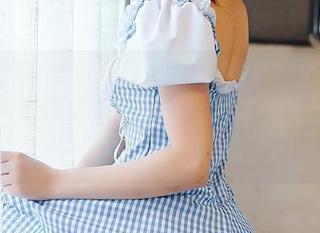 在这个炸蛋Boom主演的YouMi尤蜜-制服猫娘写真集里，制服、喵喵和无尽的想象。
