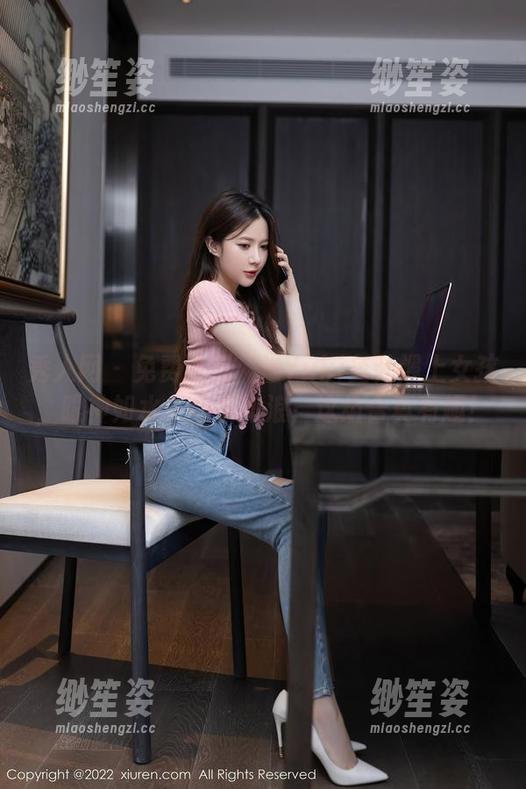 秀人网-Yuki鱼儿 秀人网 - 免费下载:当Yuki鱼儿遇上女孩,眼神如水,心事如浪,这组合真有趣!