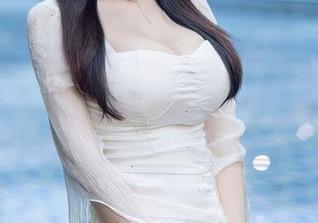 秀人网 – 在浅浅Danny的泳池里，精选的美好就藏在水波里