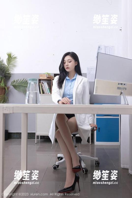 秀人网-糖豆sisi 秀人网 - 糖豆sisi特辑:袜子与裤里丝的默契交流