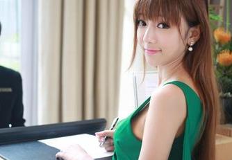 美媛馆 – 一个人在看许诺的白丝写真时，发现自己脸上似乎不知不觉红了，算是被电到了吧？