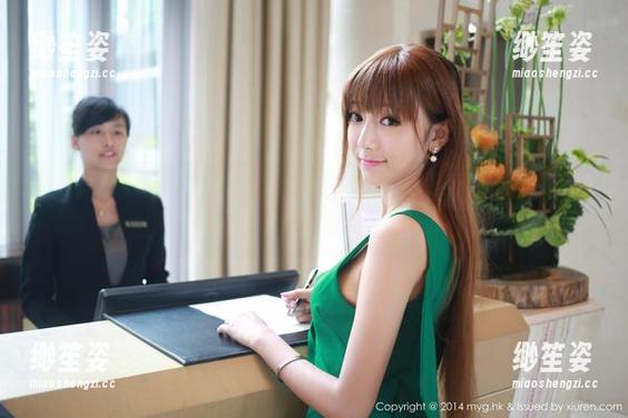 美媛馆-许诺 美媛馆 - 一个人在看许诺的白丝写真时,发现自己脸上似乎不知不觉红了,算是被电到了吧?