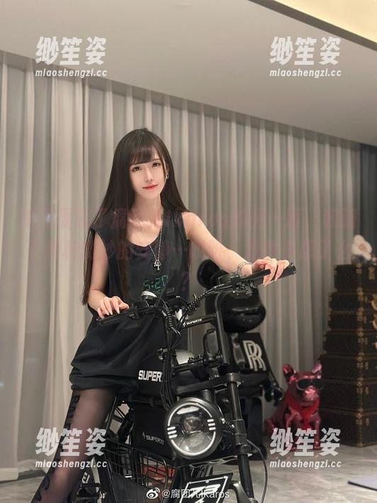 腐团儿Ikaros 美图展现了腐团儿Ikaros的另一面,和服下那种微妙的安静…哎呀,是我多想了么?