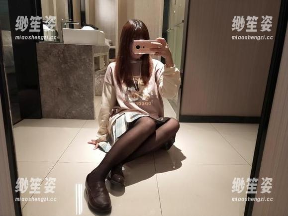 自闭颜球球 自闭颜球球在豹纹内衣中保持怎样的优雅,下载这些写真,我也想问:这能穿多久?