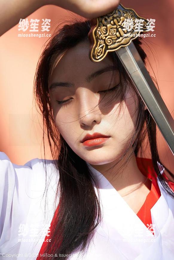 蜜桃社-韵莉娜VANILLA 蜜桃社 - 看!韵莉娜VANILLA的裸足:这张图片让我想起了些没说完的话