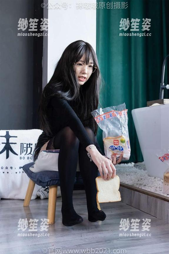 袜啵啵-小沫 袜啵啵 - 原图中的小沫和她的红色匡威板鞋,随意感满分,甚至精选来找乐子都显得无力。