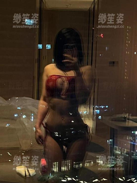 詹詹 微密圈 - 翻页詹詹的皮衣图集:有种皮革的气息在飘散。