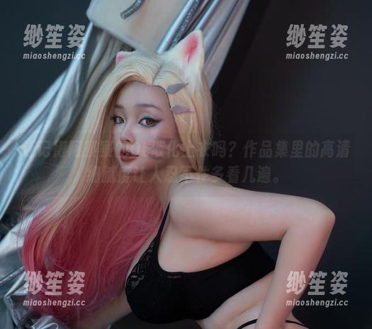 阿寨寨 还记得阿寨寨的OL液化上衣吗?作品集里的高清细腻度让人忍不住多看几遍。