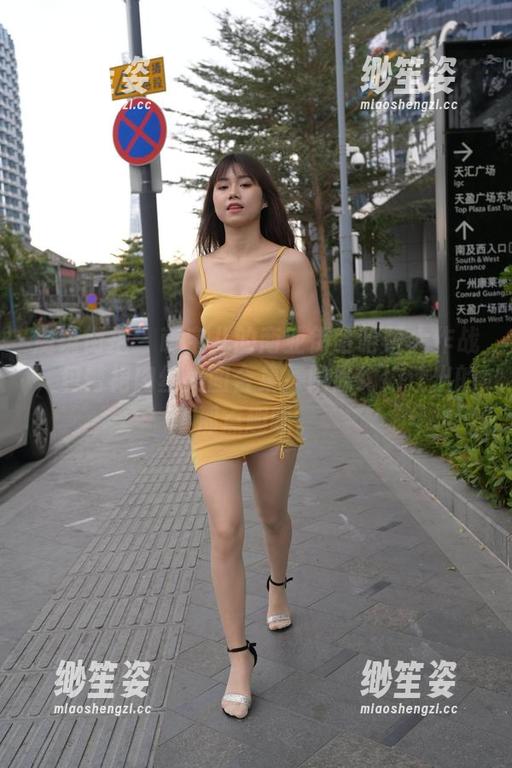 魔镜街拍-萌宝儿 魔镜街拍 - 萌宝儿的商业街哈哈镜大作战,包臀裙肉丝美图合集,隐隐约约透出的那点趣味。