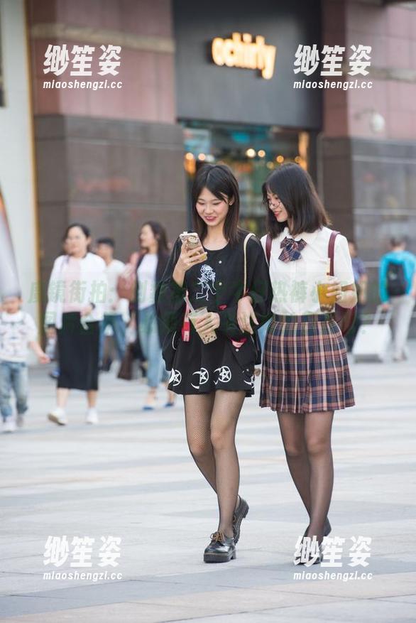 魔镜街拍 魔镜街拍:倒数第二个牛仔热裤小姐姐的图片合集,必须有人关注她的存在吧?