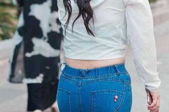 魔镜街拍美图：滑板小妹，单纯的热裤也能有意境